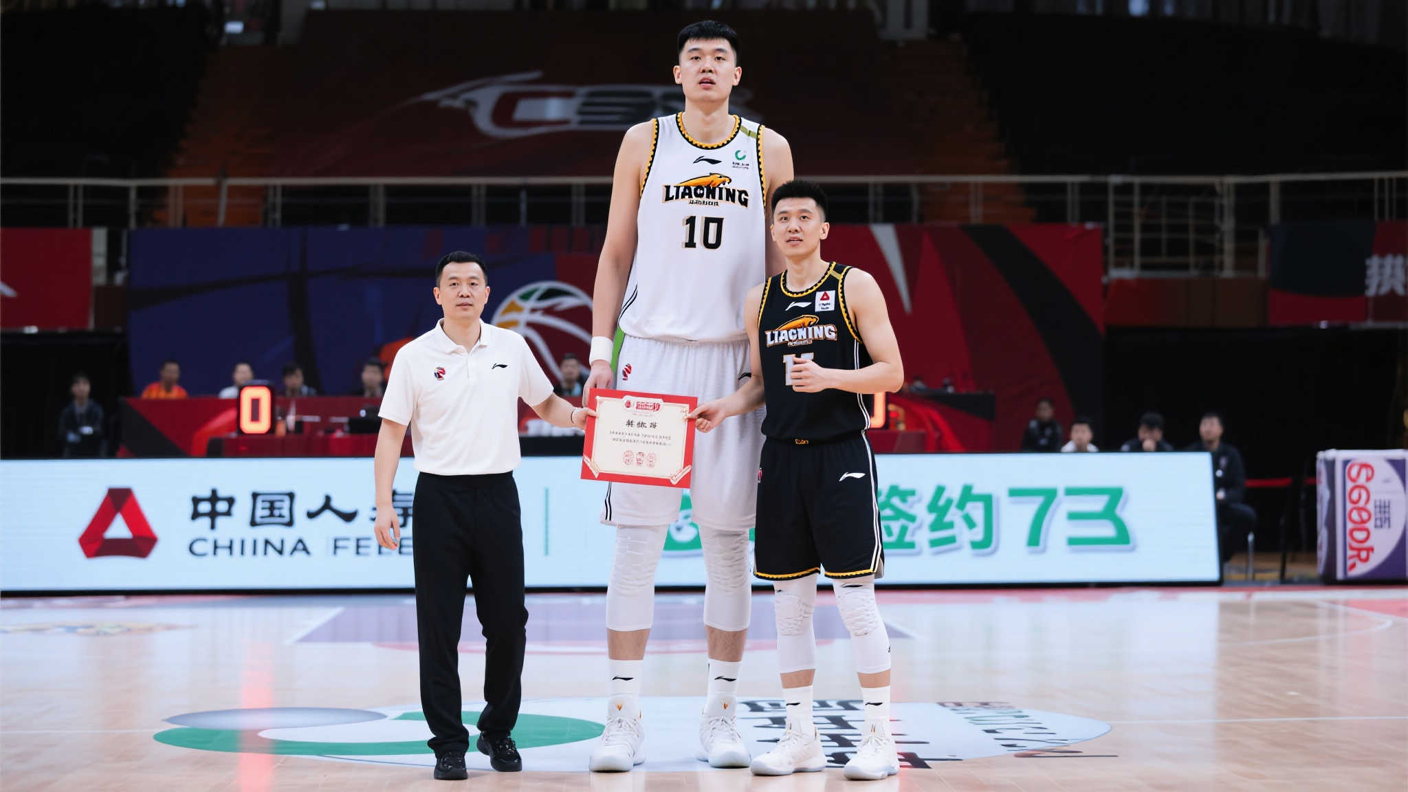 辽篮续签2.13米中锋3年,接班韩德君希望落空,一技之长赢得杨鸣青睐 辽篮续签2.13米中锋3年,接班韩德君希望落空,一技之长赢得杨鸣青睐